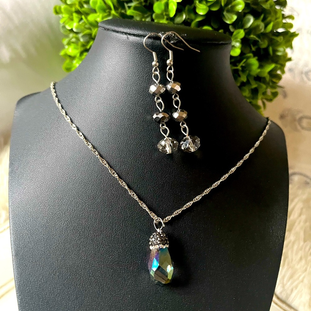 Fashion Silver Tone Necklace w/Iridescent Pendant & coordinating earrings NWOT